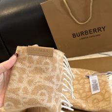Burberry巴宝莉 围巾🧣难得的高端款!家属福利!非常正的男士围巾~面料大爱,非常柔软细腻舒服,轻度水波纹!大气简约 Burberry巴宝莉 围巾🧣难得的高端款!家属福利!非常正的男士围巾~面料大爱,非常柔软细腻舒服,轻度水波纹!大气简约