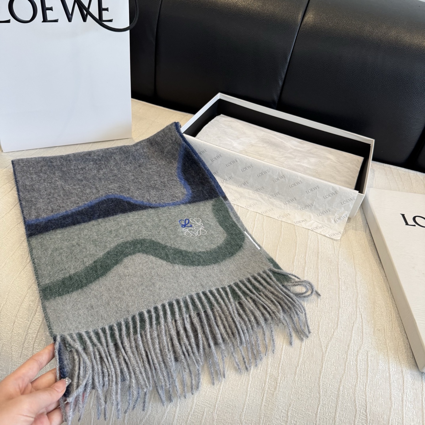 上新！Loewe · 罗意威️难得一见的温柔配色，低调又不失优雅❗️】重点推荐❗️双面配色，一条围巾两种风格搭配，高级舒