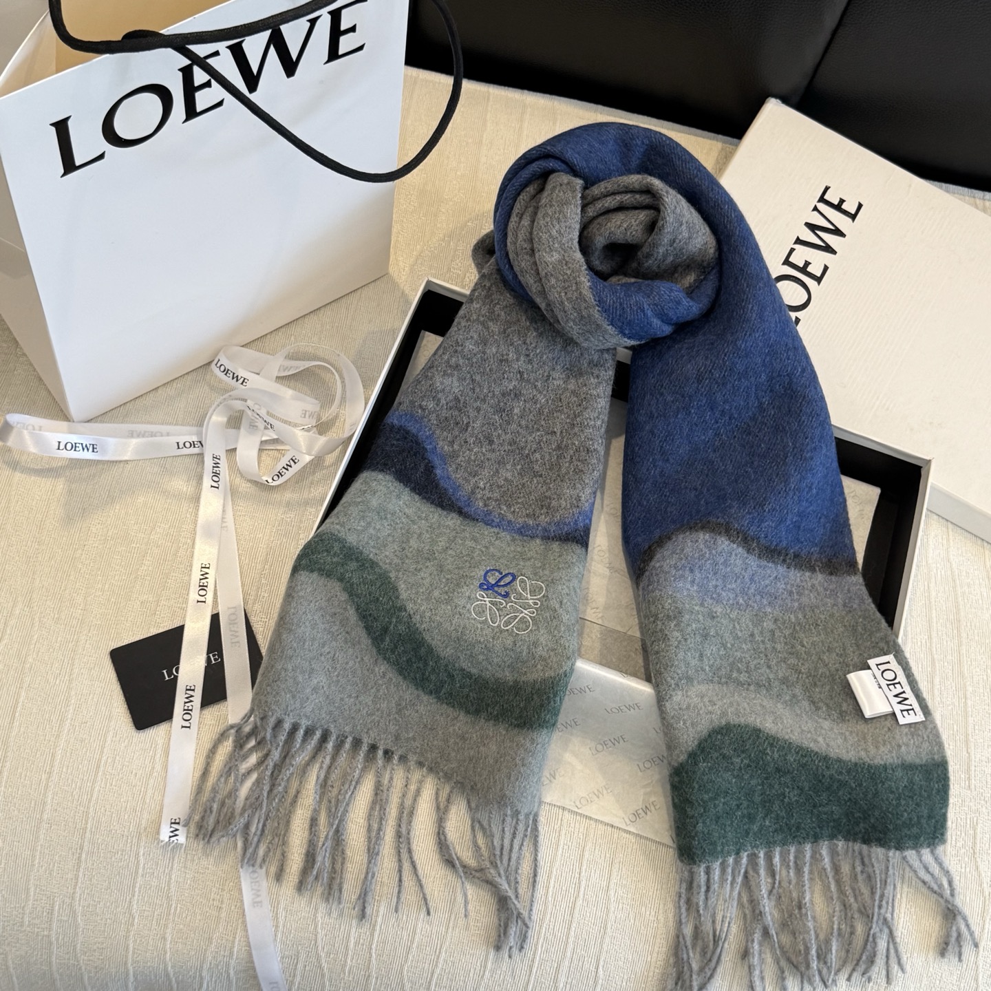 上新！Loewe · 罗意威️难得一见的温柔配色，低调又不失优雅❗️】重点推荐❗️双面配色，一条围巾两种风格搭配，高级舒
