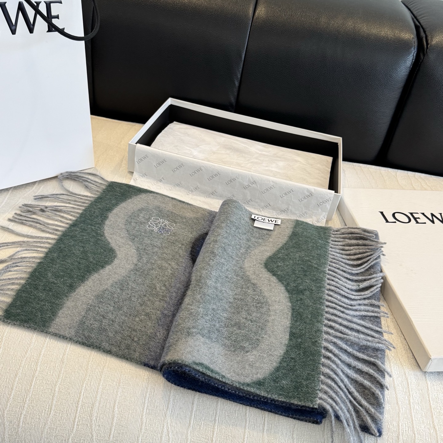 上新！Loewe · 罗意威️难得一见的温柔配色，低调又不失优雅❗️】重点推荐❗️双面配色，一条围巾两种风格搭配，高级舒