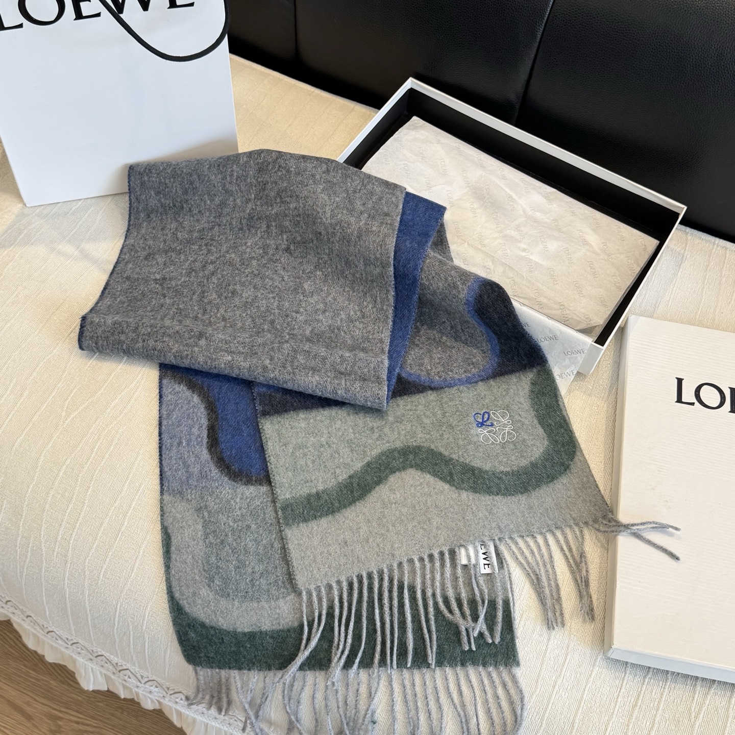 上新！Loewe · 罗意威️难得一见的温柔配色，低调又不失优雅❗️】重点推荐❗️双面配色，一条围巾两种风格搭配，高级舒