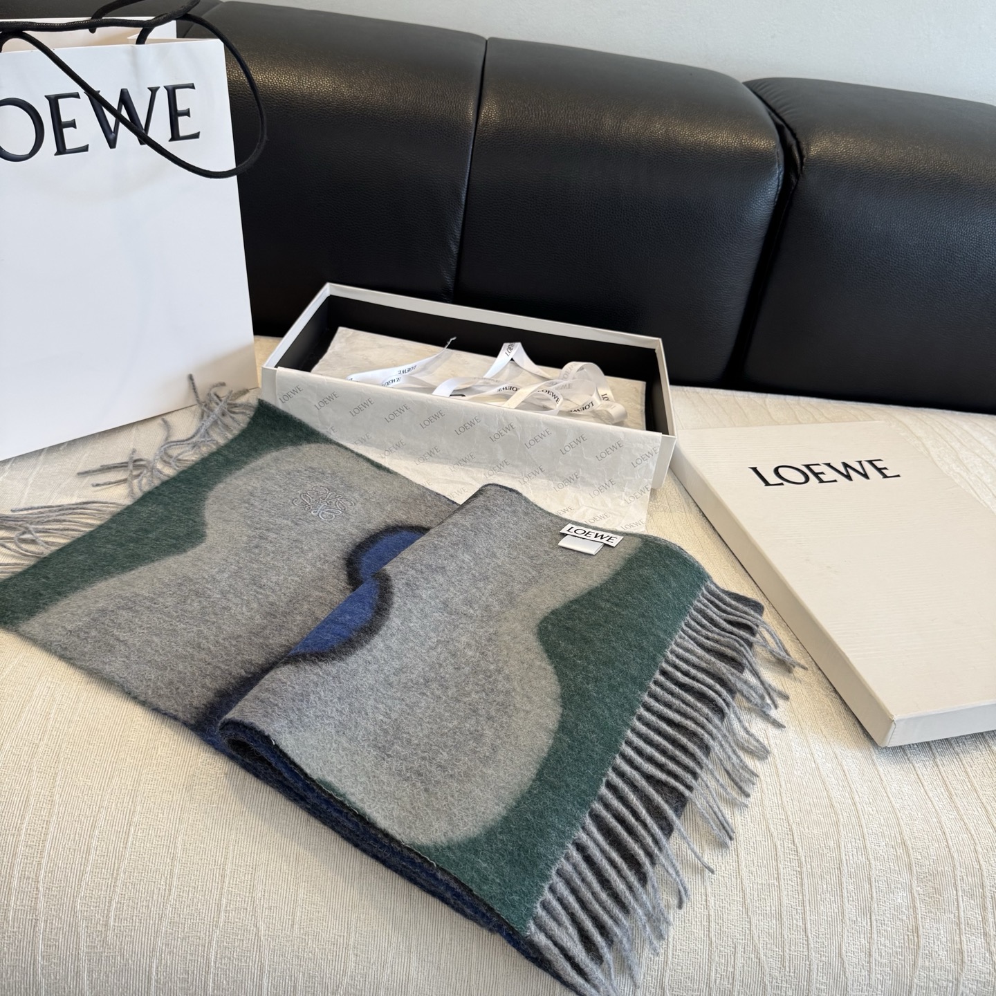 上新!Loewe · 罗意威️难得一见的温柔配色,低调又不失优雅❗️】重点推荐❗️双面配色,一条围巾两种风格搭配,高级舒 上新!Loewe · 罗意威️难得一见的温柔配色,低调又不失优雅❗️】重点推荐❗️双面配色,一条围巾两种风格搭配,高级舒
