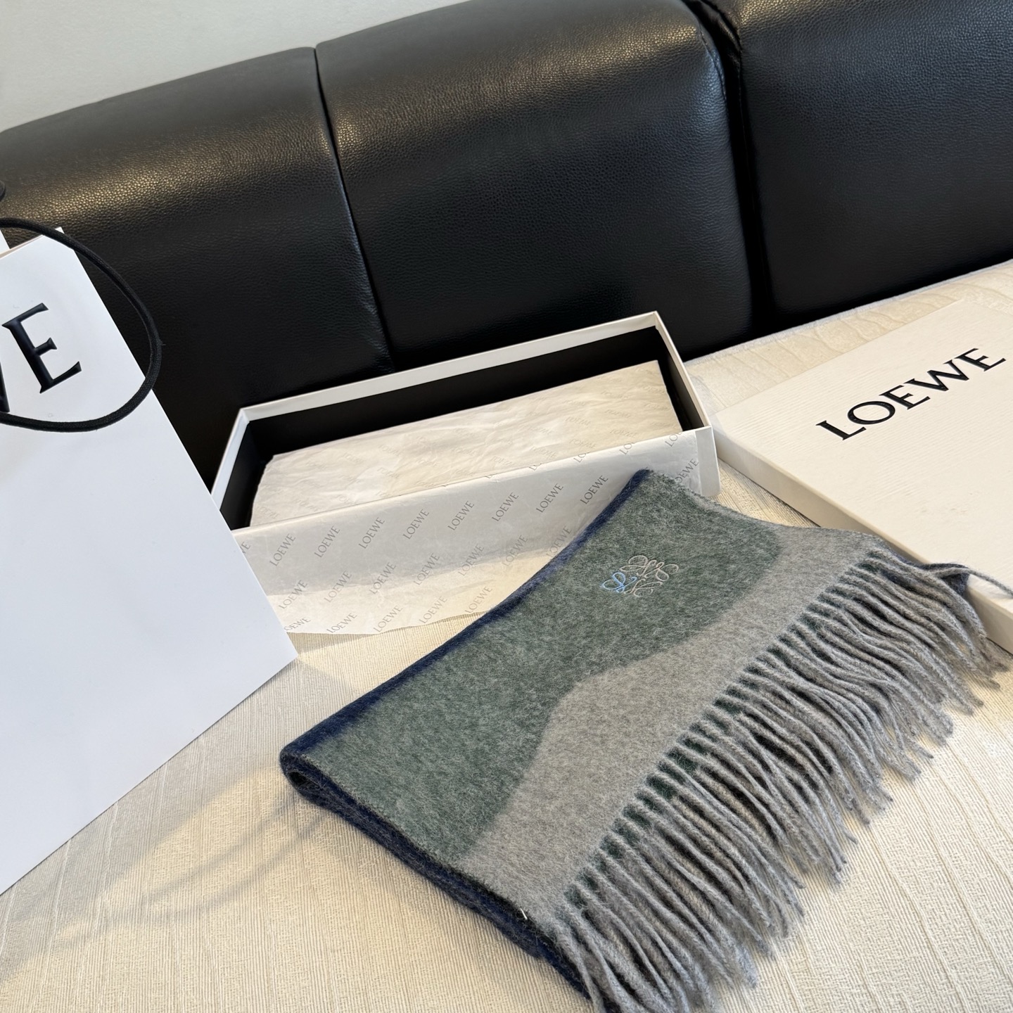 上新!Loewe · 罗意威️难得一见的温柔配色,低调又不失优雅❗️】重点推荐❗️双面配色,一条围巾两种风格搭配,高级舒 上新!Loewe · 罗意威️难得一见的温柔配色,低调又不失优雅❗️】重点推荐❗️双面配色,一条围巾两种风格搭配,高级舒