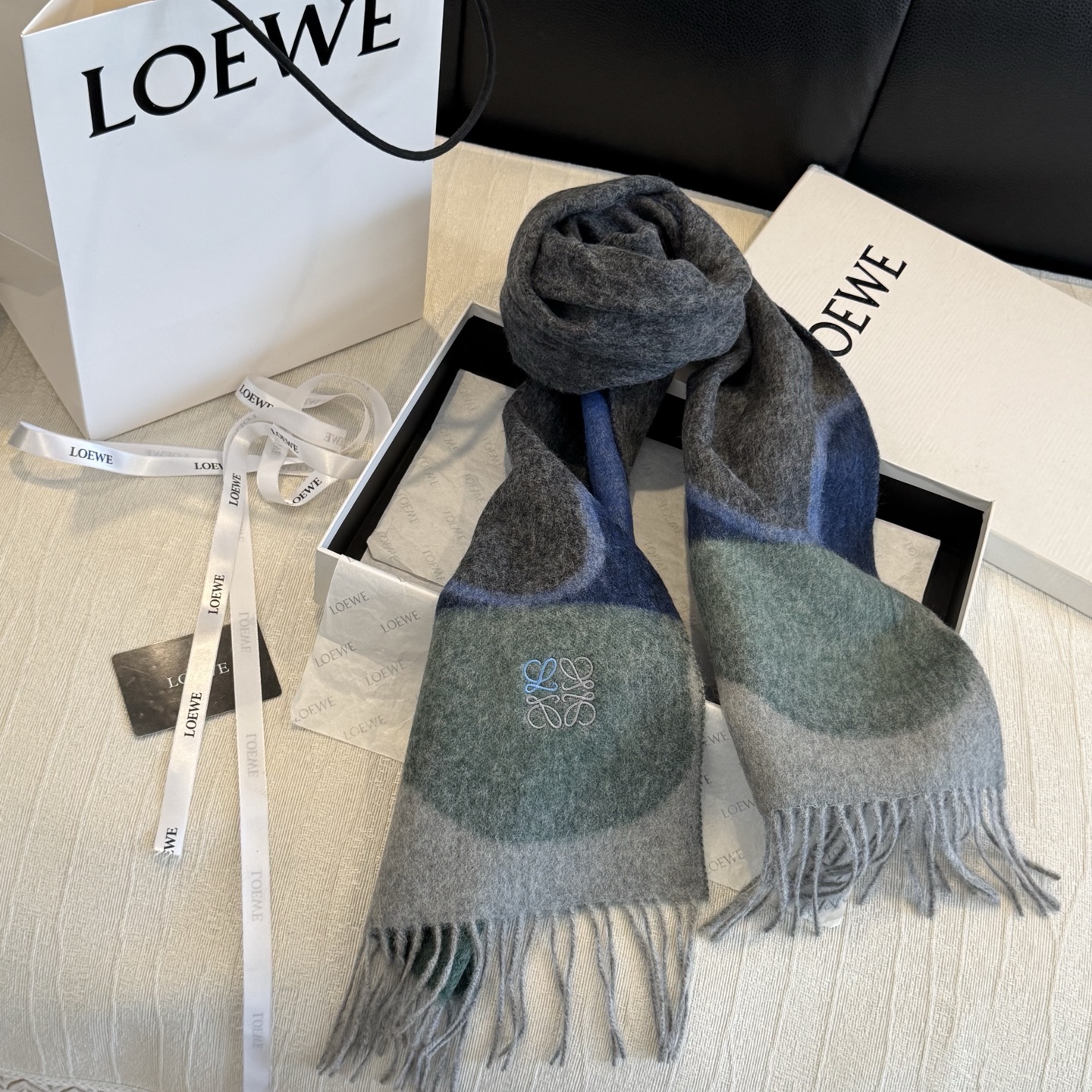 上新!Loewe · 罗意威️难得一见的温柔配色,低调又不失优雅❗️】重点推荐❗️双面配色,一条围巾两种风格搭配,高级舒 上新!Loewe · 罗意威️难得一见的温柔配色,低调又不失优雅❗️】重点推荐❗️双面配色,一条围巾两种风格搭配,高级舒