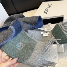 上新!Loewe · 罗意威️难得一见的温柔配色,低调又不失优雅❗️】重点推荐❗️双面配色,一条围巾两种风格搭配,高级舒 上新!Loewe · 罗意威️难得一见的温柔配色,低调又不失优雅❗️】重点推荐❗️双面配色,一条围巾两种风格搭配,高级舒