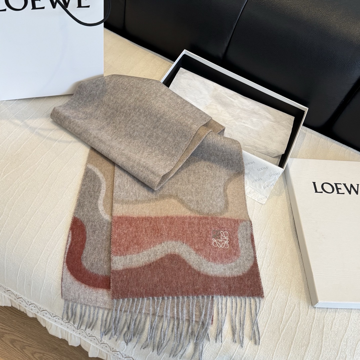 上新!Loewe · 罗意威️难得一见的温柔配色,低调又不失优雅❗️】重点推荐❗️双面配色,一条围巾两种风格搭配,高级舒 上新!Loewe · 罗意威️难得一见的温柔配色,低调又不失优雅❗️】重点推荐❗️双面配色,一条围巾两种风格搭配,高级舒