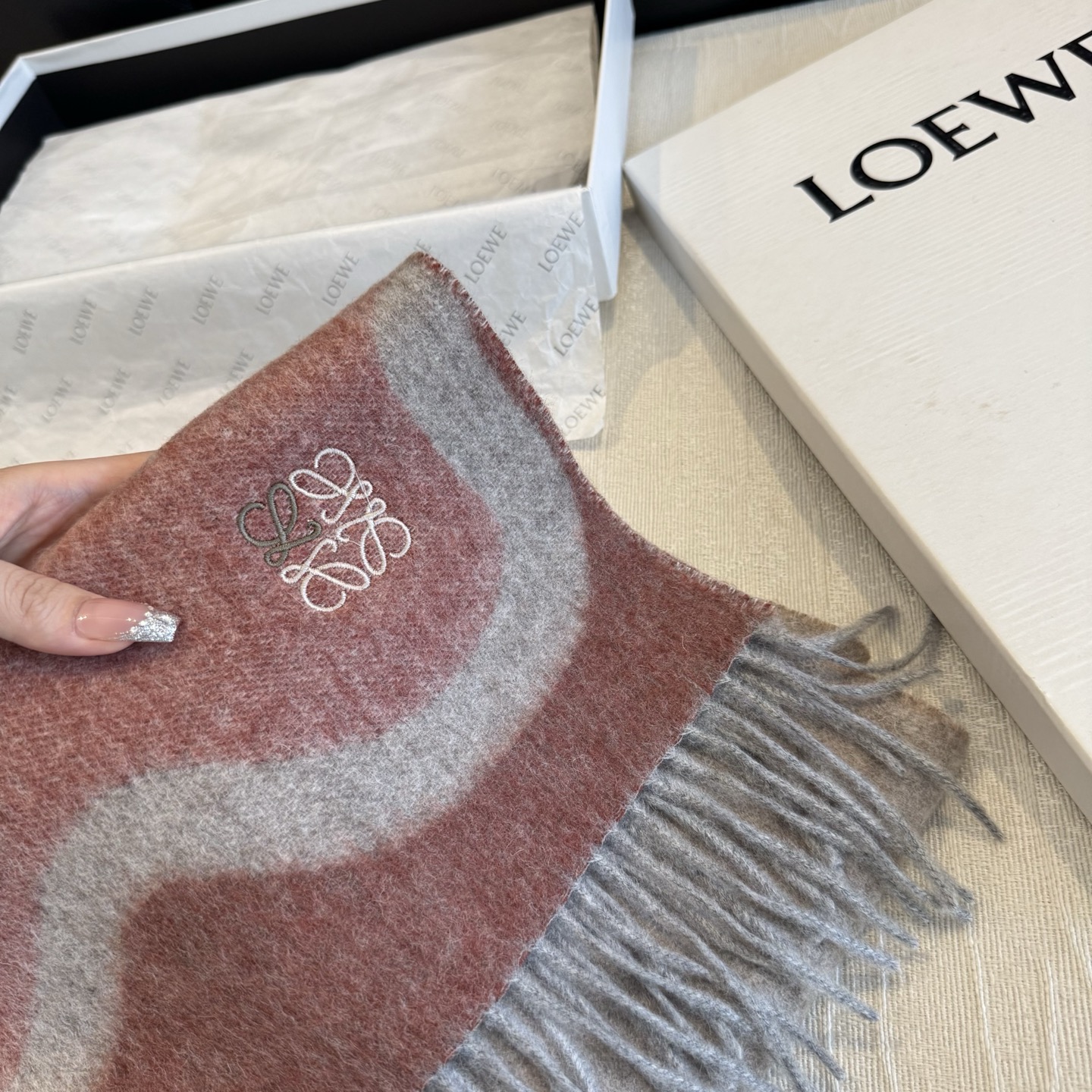 上新!Loewe · 罗意威️难得一见的温柔配色,低调又不失优雅❗️】重点推荐❗️双面配色,一条围巾两种风格搭配,高级舒 上新!Loewe · 罗意威️难得一见的温柔配色,低调又不失优雅❗️】重点推荐❗️双面配色,一条围巾两种风格搭配,高级舒