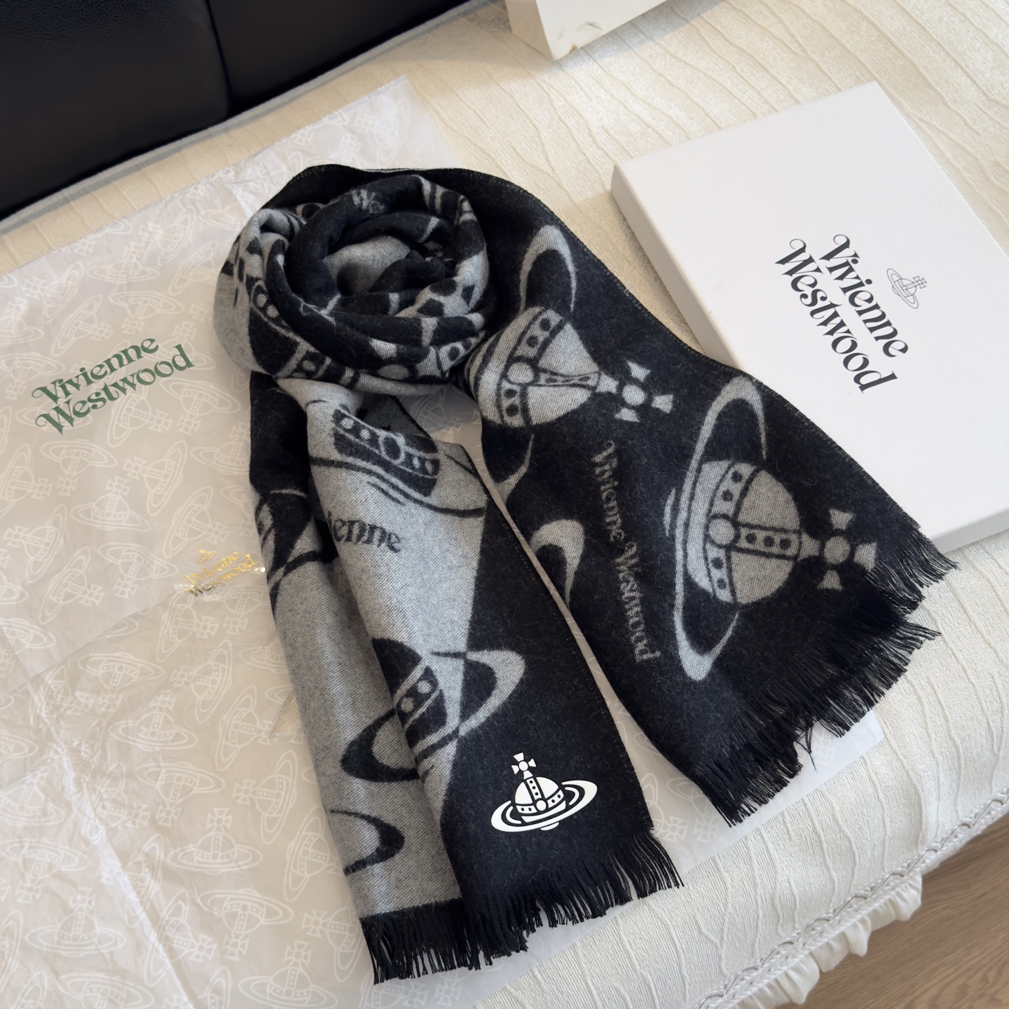 高品质 𝐕𝐢𝐯𝐢𝐞𝐧𝐧𝐞 𝐖𝐞𝐬𝐭𝐰𝐨𝐨𝐝🪐✨ 经典大土星围巾 vivienne westwood西太后土星 英国时装设 高品质 𝐕𝐢𝐯𝐢𝐞𝐧𝐧𝐞 𝐖𝐞𝐬𝐭𝐰𝐨𝐨𝐝🪐✨ 经典大土星围巾 vivienne westwood西太后土星 英国时装设