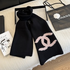 重磅推荐❗️CHA · 香奈儿秋冬新品 · 羊绒围巾❗️臻选上乘的山羊绒纤维,耗时耗力,再以清泉水浸泡涤荡,使羊绒纤维呈 重磅推荐❗️CHA · 香奈儿秋冬新品 · 羊绒围巾❗️臻选上乘的山羊绒纤维,耗时耗力,再以清泉水浸泡涤荡,使羊绒纤维呈