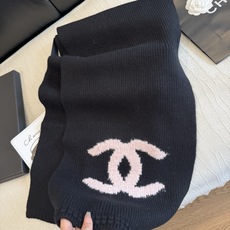 重磅推荐❗️CHA · 香奈儿秋冬新品 · 羊绒围巾❗️臻选上乘的山羊绒纤维,耗时耗力,再以清泉水浸泡涤荡,使羊绒纤维呈 重磅推荐❗️CHA · 香奈儿秋冬新品 · 羊绒围巾❗️臻选上乘的山羊绒纤维,耗时耗力,再以清泉水浸泡涤荡,使羊绒纤维呈