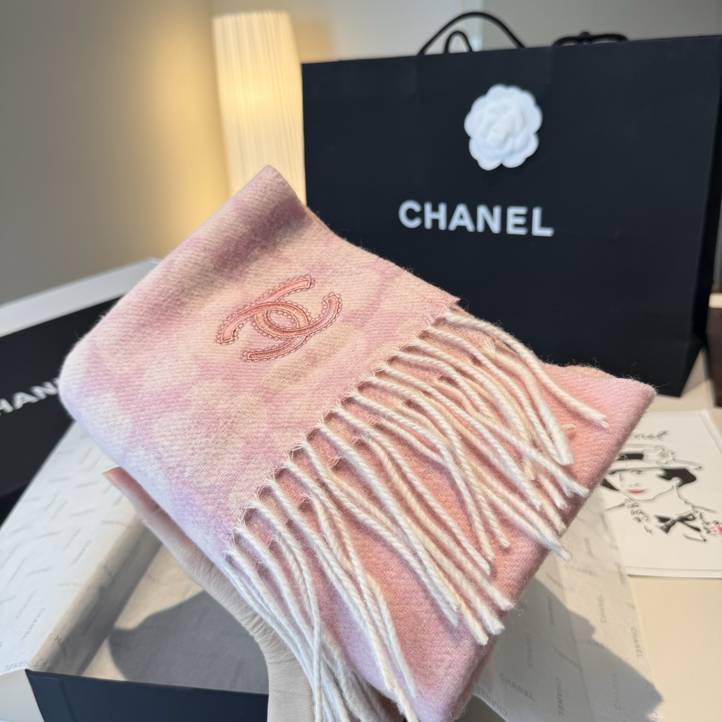 🆕 【CHANEL·香奈儿 】喜欢有颜值，高质量的亲可入手，名媛单品，无论怎么搭配都是满满的气质感，100%极品山羊绒水