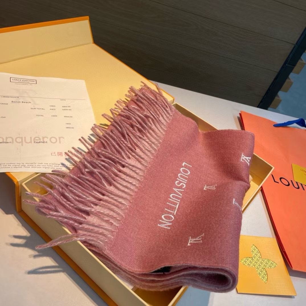 Louis Vuitton 渠道独家特供大驴专柜款满天星当季双面热款女羔绒两用围巾 ◎特点:渠道独家特供的大驴 专柜当季
