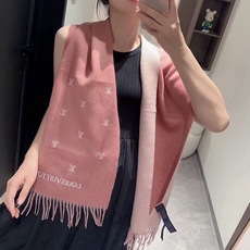 Louis Vuitton 渠道独家特供大驴专柜款满天星当季双面热款女羔绒两用围巾 ◎特点:渠道独家特供的大驴 专柜当季 Louis Vuitton 渠道独家特供大驴专柜款满天星当季双面热款女羔绒两用围巾 ◎特点:渠道独家特供的大驴 专柜当季