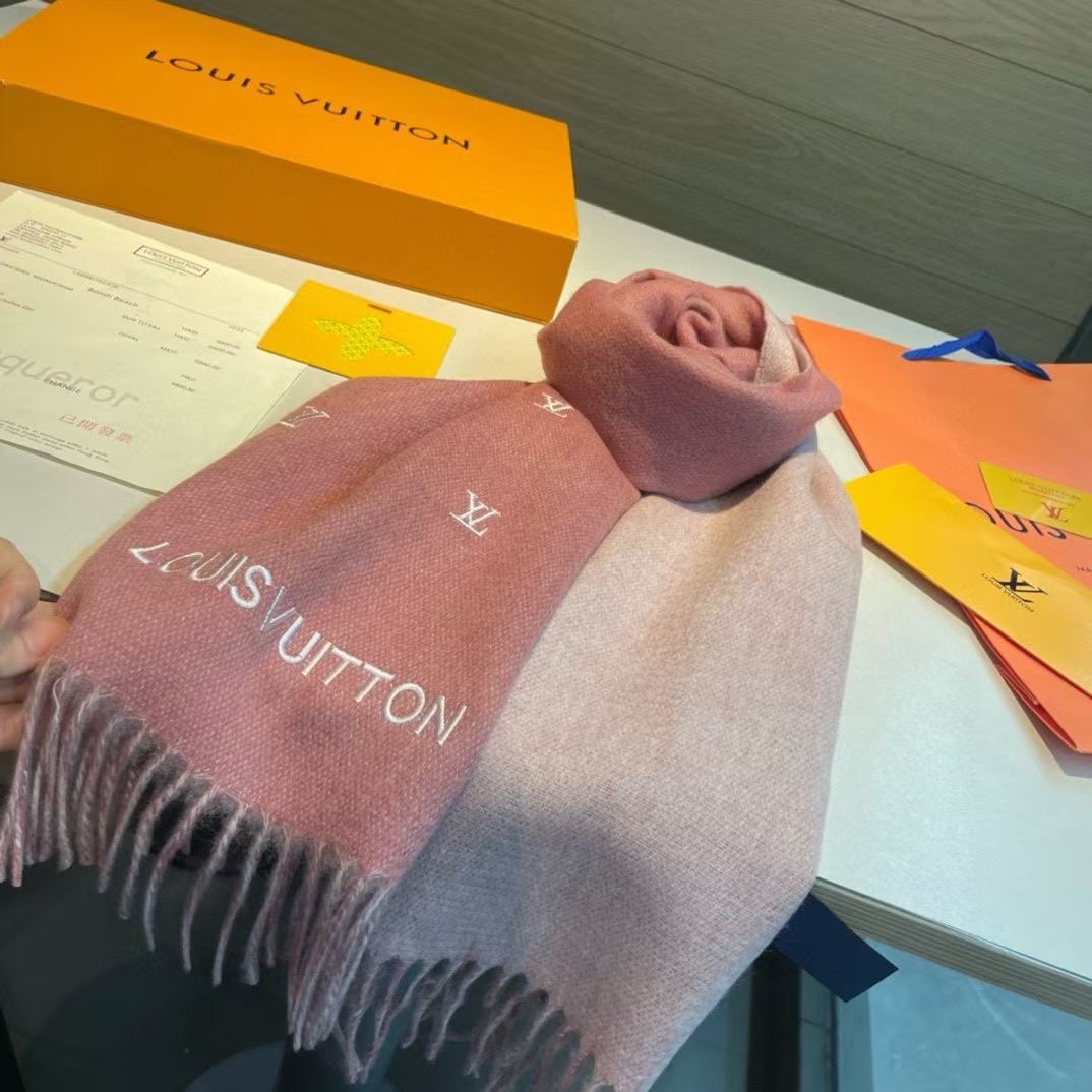 Louis Vuitton 渠道独家特供大驴专柜款满天星当季双面热款女羔绒两用围巾 ◎特点:渠道独家特供的大驴 专柜当季