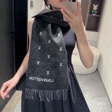 Louis Vuitton 渠道独家特供大驴专柜款满天星当季双面热款女羔绒两用围巾 ◎特点:渠道独家特供的大驴 专柜当季 Louis Vuitton 渠道独家特供大驴专柜款满天星当季双面热款女羔绒两用围巾 ◎特点:渠道独家特供的大驴 专柜当季