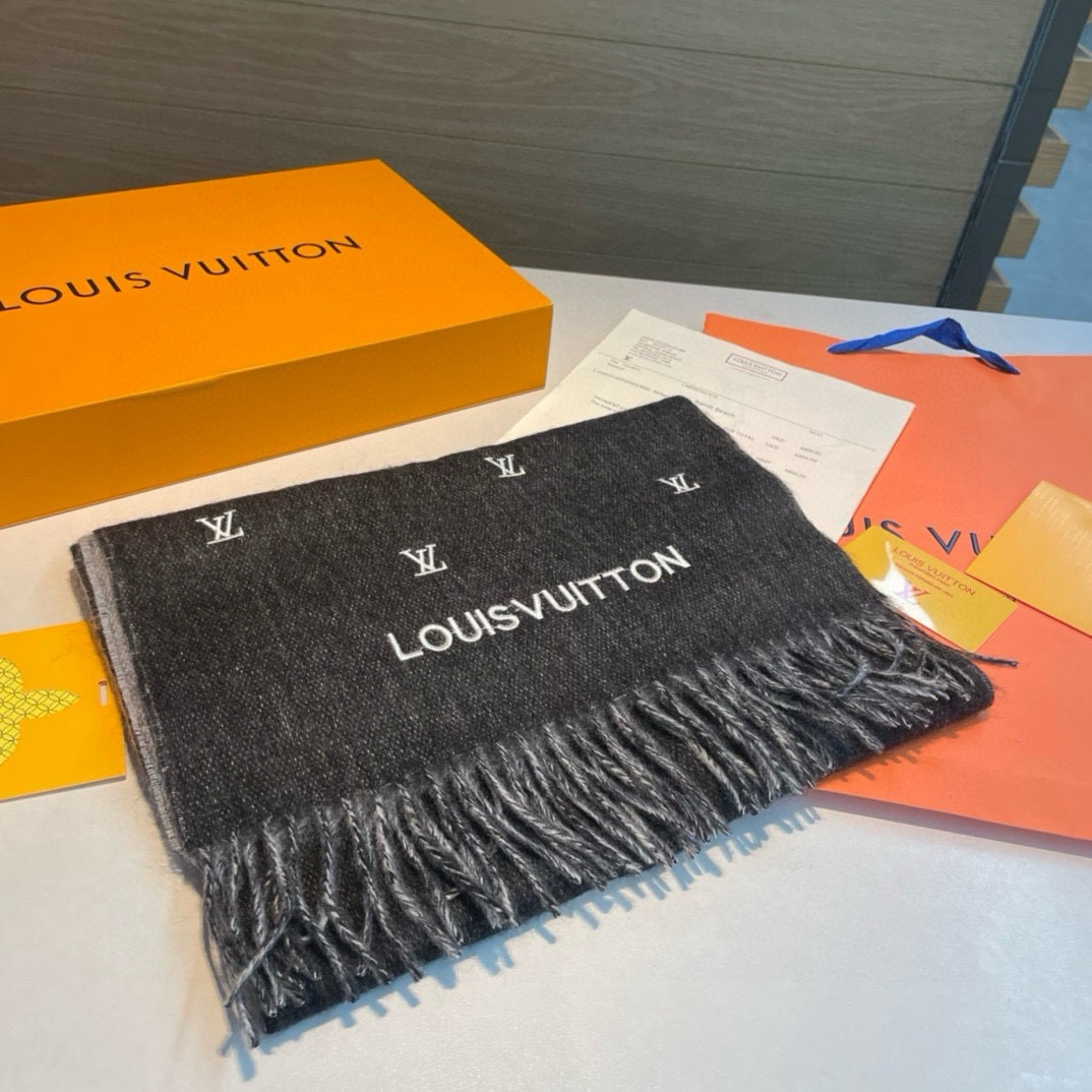 Louis Vuitton 渠道独家特供大驴专柜款满天星当季双面热款女羔绒两用围巾 ◎特点:渠道独家特供的大驴 专柜当季