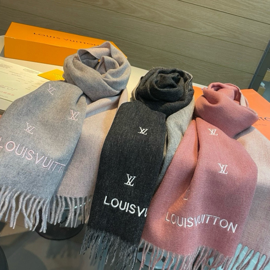 Louis Vuitton 渠道独家特供大驴专柜款满天星当季双面热款女羔绒两用围巾 ◎特点:渠道独家特供的大驴 专柜当季