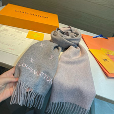 Louis Vuitton 渠道独家特供大驴专柜款满天星当季双面热款女羔绒两用围巾 ◎特点:渠道独家特供的大驴 专柜当季 Louis Vuitton 渠道独家特供大驴专柜款满天星当季双面热款女羔绒两用围巾 ◎特点:渠道独家特供的大驴 专柜当季