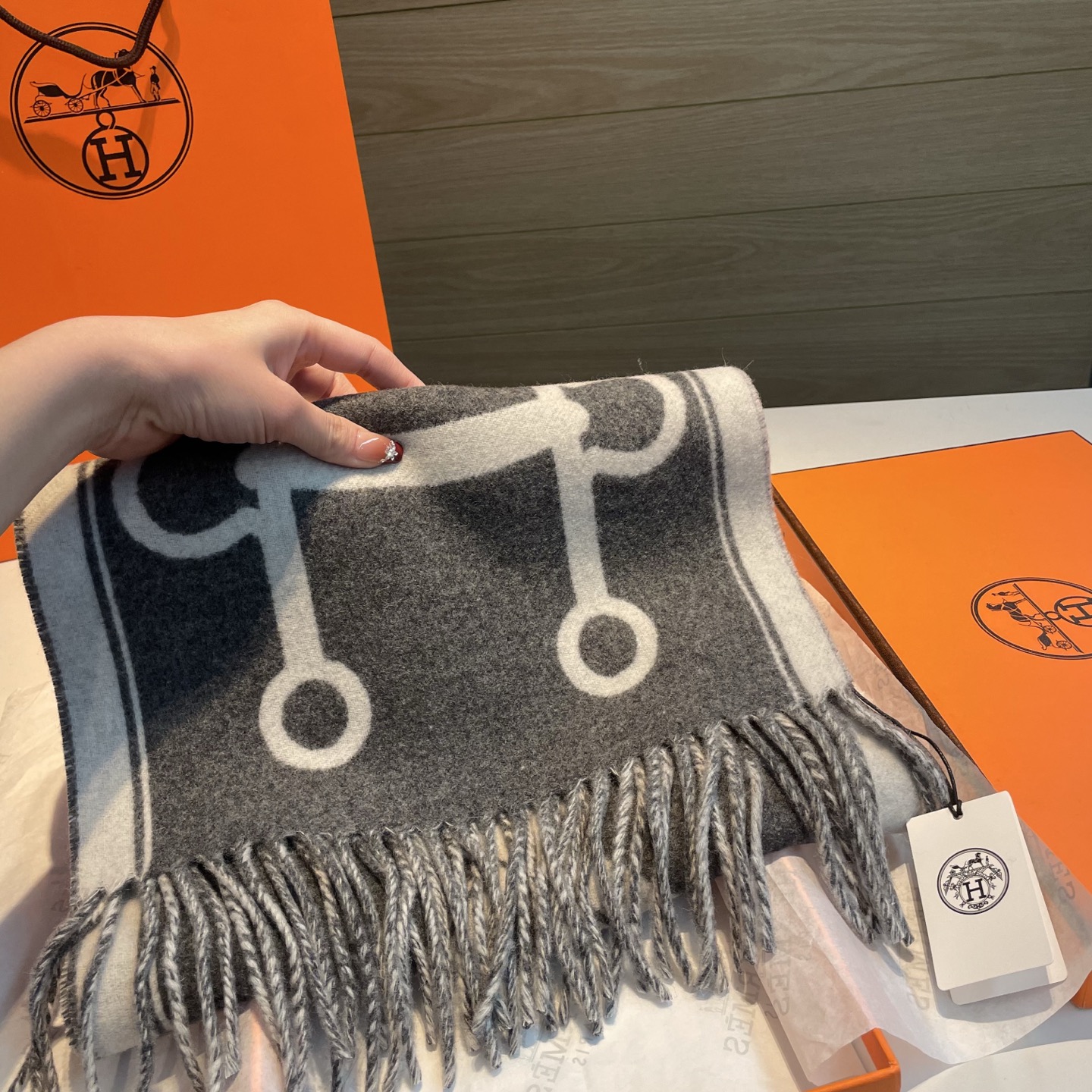 全网都爱的一款双面羊绒围巾，Casaque Porte-Clefs 触感柔软细腻 软软绵绵如云朵般轻盈包裹 	 独特的设