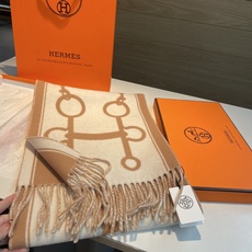 全网都爱的一款双面羊绒围巾,Casaque Porte-Clefs 触感柔软细腻 软软绵绵如云朵般轻盈包裹 独特的设 全网都爱的一款双面羊绒围巾,Casaque Porte-Clefs 触感柔软细腻 软软绵绵如云朵般轻盈包裹 独特的设