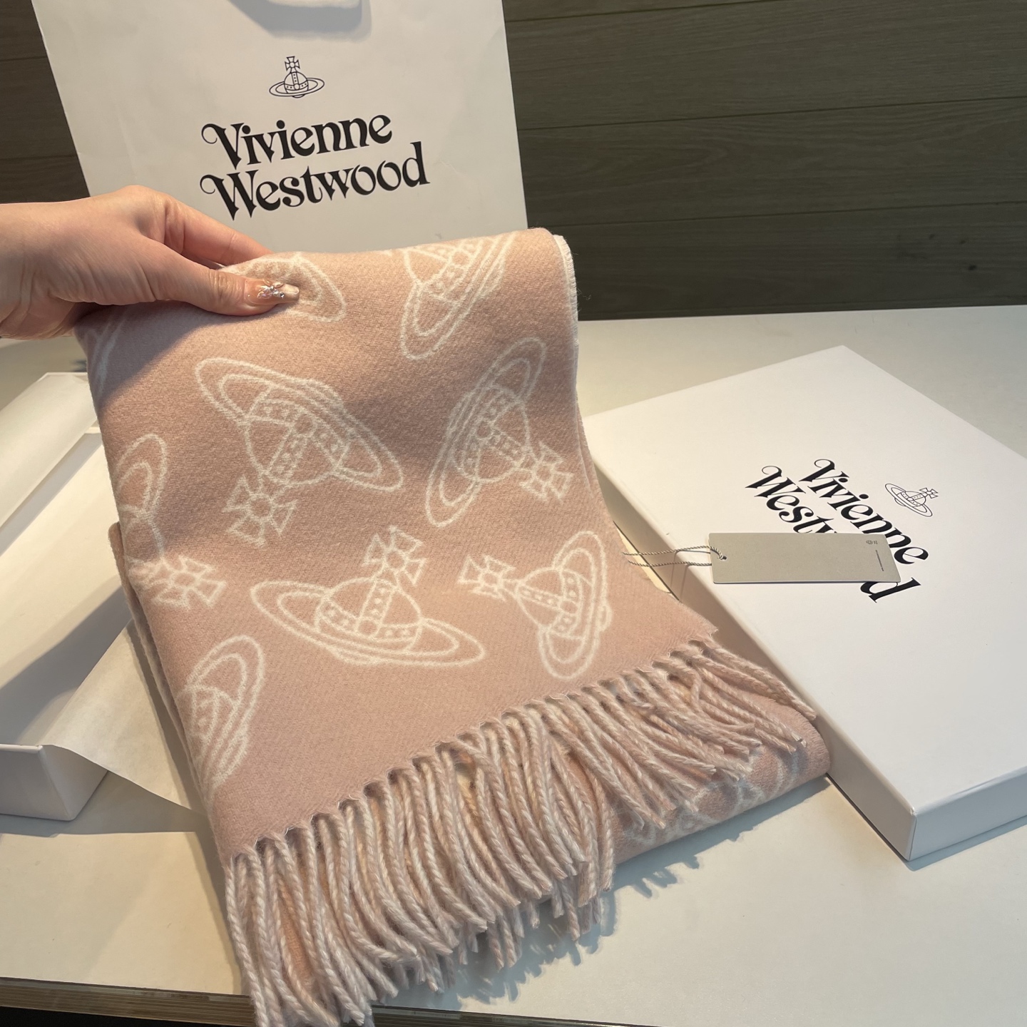 VivienneWestwood土星围巾，采用羊毛混纺材质，柔软又保暖，秋冬必备!经典土星提花+流苏设计，英伦风满满，辨
