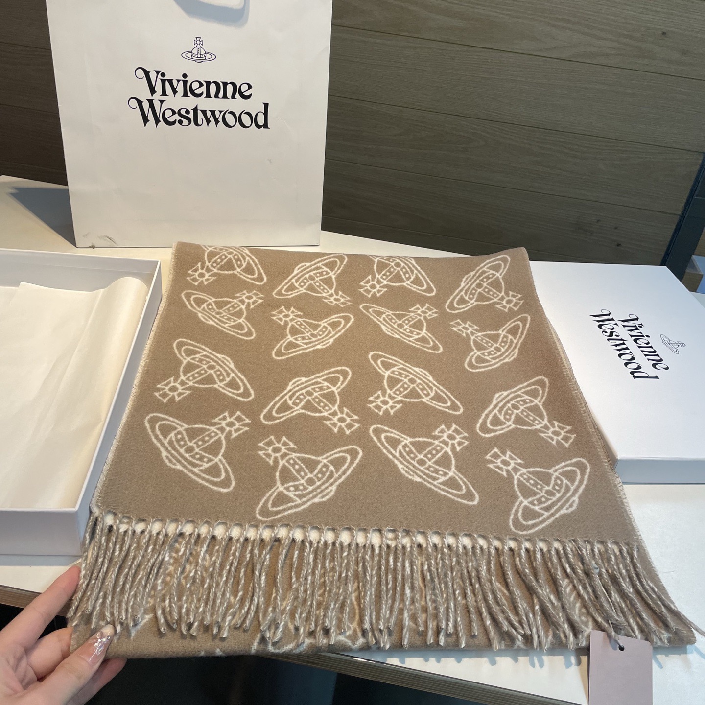 VivienneWestwood土星围巾，采用羊毛混纺材质，柔软又保暖，秋冬必备!经典土星提花+流苏设计，英伦风满满，辨