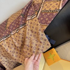 会发光发亮的围巾银丝羊绒长巾✨专柜同步‼️真心赞‼️驴家路易威登经典 Monogram 图案搭配彩色边框再添华美格调。强 会发光发亮的围巾银丝羊绒长巾✨专柜同步‼️真心赞‼️驴家路易威登经典 Monogram 图案搭配彩色边框再添华美格调。强