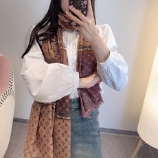 会发光发亮的围巾银丝羊绒长巾✨专柜同步‼️真心赞‼️驴家路易威登经典 Monogram 图案搭配彩色边框再添华美格调。强 会发光发亮的围巾银丝羊绒长巾✨专柜同步‼️真心赞‼️驴家路易威登经典 Monogram 图案搭配彩色边框再添华美格调。强