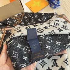 会发光发亮的围巾银丝羊绒长巾✨专柜同步‼️真心赞‼️驴家路易威登经典 Monogram 图案搭配彩色边框再添华美格调。强 会发光发亮的围巾银丝羊绒长巾✨专柜同步‼️真心赞‼️驴家路易威登经典 Monogram 图案搭配彩色边框再添华美格调。强