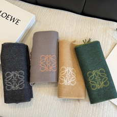 罗意威(LOEWE)双面双色围巾,饰有品牌标志性Anagram提花💚双面双色设计,正反两面均可使用,搭配选择多样。流苏自 罗意威(LOEWE)双面双色围巾,饰有品牌标志性Anagram提花💚双面双色设计,正反两面均可使用,搭配选择多样。流苏自