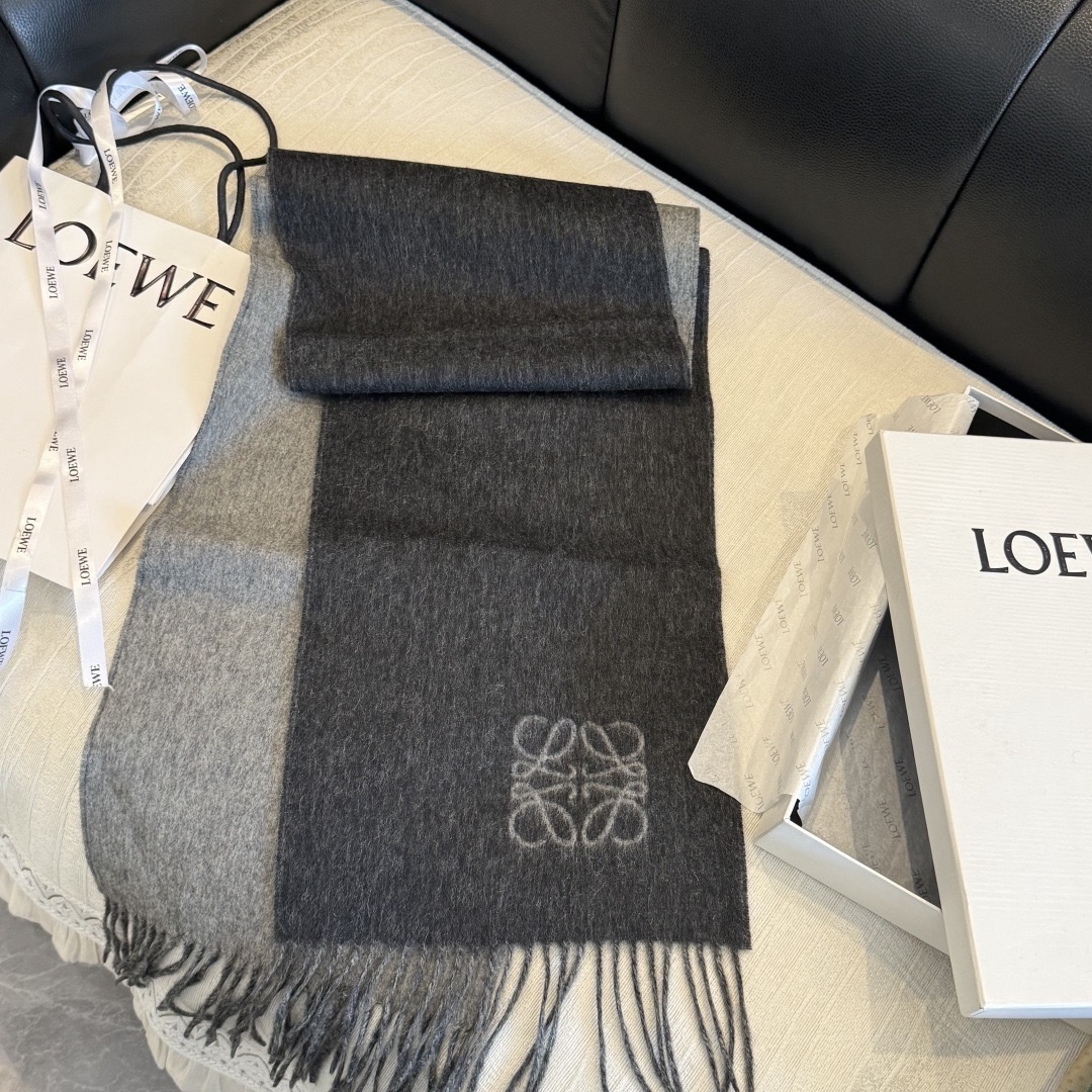 罗意威（LOEWE）双面双色围巾，饰有品牌标志性Anagram提花💚双面双色设计，正反两面均可使用，搭配选择多样。流苏自