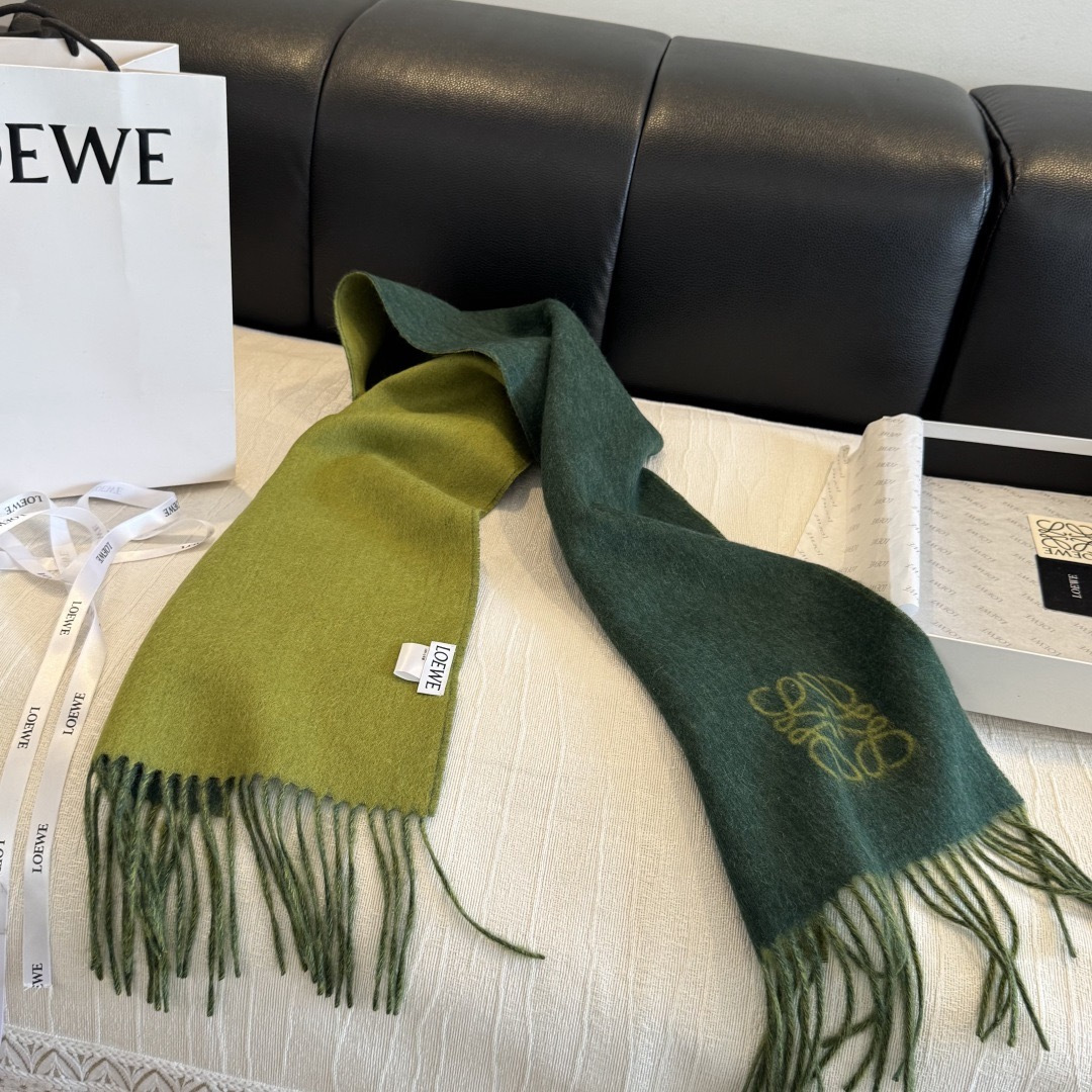 罗意威（LOEWE）双面双色围巾，饰有品牌标志性Anagram提花💚双面双色设计，正反两面均可使用，搭配选择多样。流苏自
