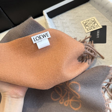 罗意威(LOEWE)双面双色围巾,饰有品牌标志性Anagram提花💚双面双色设计,正反两面均可使用,搭配选择多样。流苏自 罗意威(LOEWE)双面双色围巾,饰有品牌标志性Anagram提花💚双面双色设计,正反两面均可使用,搭配选择多样。流苏自