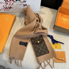 🐴🐴LV On My Way围巾创意融合时尚型格与功能细节,释放摩登 雅韵。丰盈绵羊毛围裏舒适暖意。Monogram 按 🐴🐴LV On My Way围巾创意融合时尚型格与功能细节,释放摩登 雅韵。丰盈绵羊毛围裏舒适暖意。Monogram 按