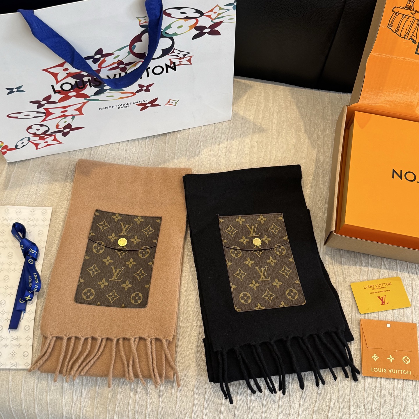🐴🐴LV On My Way围巾创意融合时尚型格与功能细节，释放摩登 雅韵。丰盈绵羊毛围裏舒适暖意。Monogram 按