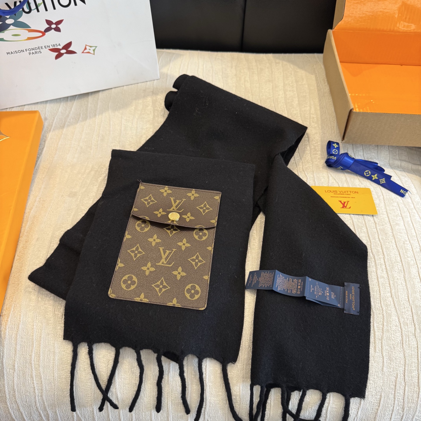 🐴🐴LV On My Way围巾创意融合时尚型格与功能细节，释放摩登 雅韵。丰盈绵羊毛围裏舒适暖意。Monogram 按