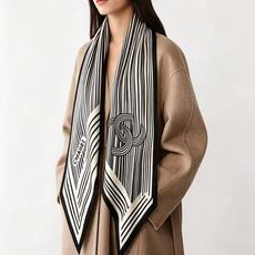 这条是Chanel 2026春夏的黑白线条丝巾,手绘流线纹路搭配山茶花和双C元素,流动性很强,视觉上既利落又柔美。 这条是Chanel 2026春夏的黑白线条丝巾,手绘流线纹路搭配山茶花和双C元素,流动性很强,视觉上既利落又柔美。