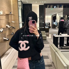 重磅推荐❗️CHA · 香奈儿秋冬新品 · 羊绒围巾❗️臻选上乘的山羊绒纤维,耗时耗力,再以清泉水浸泡涤荡,使羊绒纤维呈 重磅推荐❗️CHA · 香奈儿秋冬新品 · 羊绒围巾❗️臻选上乘的山羊绒纤维,耗时耗力,再以清泉水浸泡涤荡,使羊绒纤维呈