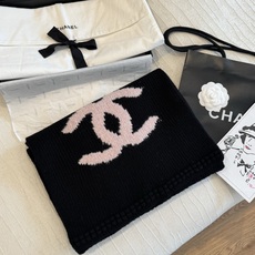 重磅推荐❗️CHA · 香奈儿秋冬新品 · 羊绒围巾❗️臻选上乘的山羊绒纤维,耗时耗力,再以清泉水浸泡涤荡,使羊绒纤维呈 重磅推荐❗️CHA · 香奈儿秋冬新品 · 羊绒围巾❗️臻选上乘的山羊绒纤维,耗时耗力,再以清泉水浸泡涤荡,使羊绒纤维呈