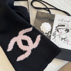 重磅推荐❗️CHA · 香奈儿秋冬新品 · 羊绒围巾❗️臻选上乘的山羊绒纤维,耗时耗力,再以清泉水浸泡涤荡,使羊绒纤维呈 重磅推荐❗️CHA · 香奈儿秋冬新品 · 羊绒围巾❗️臻选上乘的山羊绒纤维,耗时耗力,再以清泉水浸泡涤荡,使羊绒纤维呈