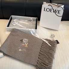 Loewe✖️Sunafujita联名款 小兔花卉刺绣流苏 原单!重磅推荐!新款针织围巾!低调的奢侈感。极品柔美精英高手 Loewe✖️Sunafujita联名款 小兔花卉刺绣流苏 原单!重磅推荐!新款针织围巾!低调的奢侈感。极品柔美精英高手