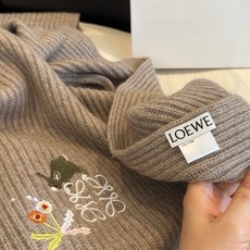Loewe✖️Sunafujita联名款 小兔花卉刺绣流苏 原单!重磅推荐!新款针织围巾!低调的奢侈感。极品柔美精英高手 Loewe✖️Sunafujita联名款 小兔花卉刺绣流苏 原单!重磅推荐!新款针织围巾!低调的奢侈感。极品柔美精英高手