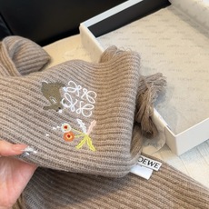 Loewe✖️Sunafujita联名款 小兔花卉刺绣流苏 原单!重磅推荐!新款针织围巾!低调的奢侈感。极品柔美精英高手 Loewe✖️Sunafujita联名款 小兔花卉刺绣流苏 原单!重磅推荐!新款针织围巾!低调的奢侈感。极品柔美精英高手