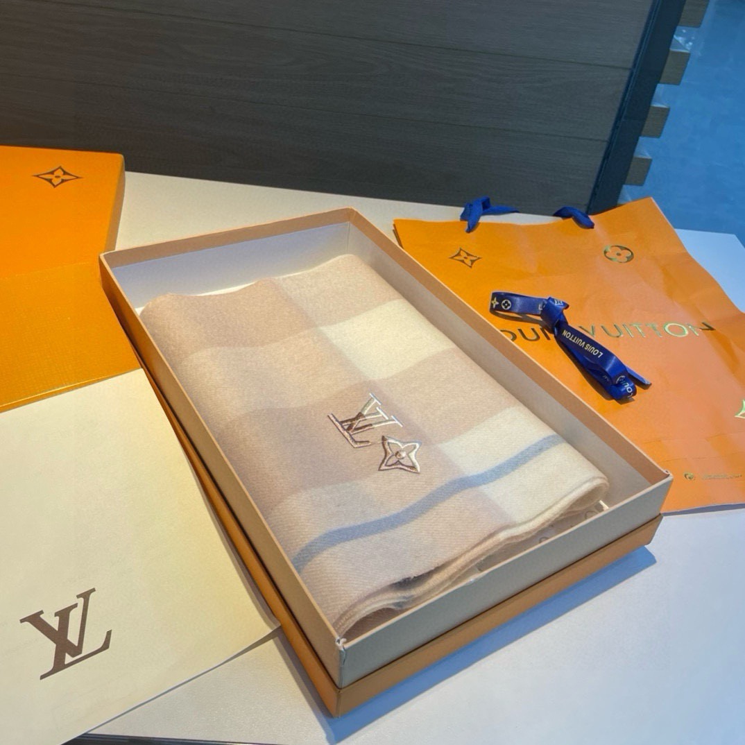 【▪️家属福利来了！！Lv 高端重磅男士围巾！】怒赞推荐，激动~！！下手绝对要快，同步专柜，最高端的男士款~工艺难度大，