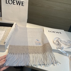 上新!Loewe · 罗意威️难得一见的温柔配色,低调又不失优雅❗️】重点推荐❗️双面配色,一条围巾两种风格搭配,高级舒 上新!Loewe · 罗意威️难得一见的温柔配色,低调又不失优雅❗️】重点推荐❗️双面配色,一条围巾两种风格搭配,高级舒