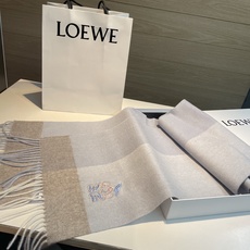 上新!Loewe · 罗意威️难得一见的温柔配色,低调又不失优雅❗️】重点推荐❗️双面配色,一条围巾两种风格搭配,高级舒 上新!Loewe · 罗意威️难得一见的温柔配色,低调又不失优雅❗️】重点推荐❗️双面配色,一条围巾两种风格搭配,高级舒