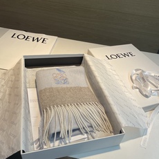 上新!Loewe · 罗意威️难得一见的温柔配色,低调又不失优雅❗️】重点推荐❗️双面配色,一条围巾两种风格搭配,高级舒 上新!Loewe · 罗意威️难得一见的温柔配色,低调又不失优雅❗️】重点推荐❗️双面配色,一条围巾两种风格搭配,高级舒