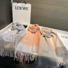 上新!Loewe · 罗意威️难得一见的温柔配色,低调又不失优雅❗️】重点推荐❗️双面配色,一条围巾两种风格搭配,高级舒 上新!Loewe · 罗意威️难得一见的温柔配色,低调又不失优雅❗️】重点推荐❗️双面配色,一条围巾两种风格搭配,高级舒
