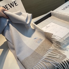 上新!Loewe · 罗意威️难得一见的温柔配色,低调又不失优雅❗️】重点推荐❗️双面配色,一条围巾两种风格搭配,高级舒 上新!Loewe · 罗意威️难得一见的温柔配色,低调又不失优雅❗️】重点推荐❗️双面配色,一条围巾两种风格搭配,高级舒