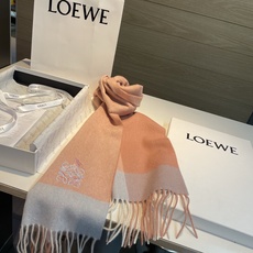 上新!Loewe · 罗意威️难得一见的温柔配色,低调又不失优雅❗️】重点推荐❗️双面配色,一条围巾两种风格搭配,高级舒 上新!Loewe · 罗意威️难得一见的温柔配色,低调又不失优雅❗️】重点推荐❗️双面配色,一条围巾两种风格搭配,高级舒